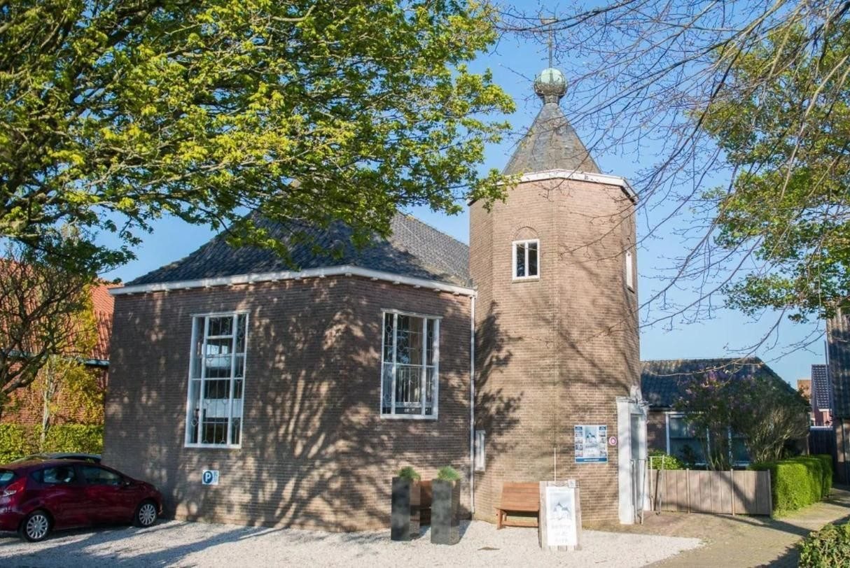 De kerk in Vrouwenpolder in de zon
